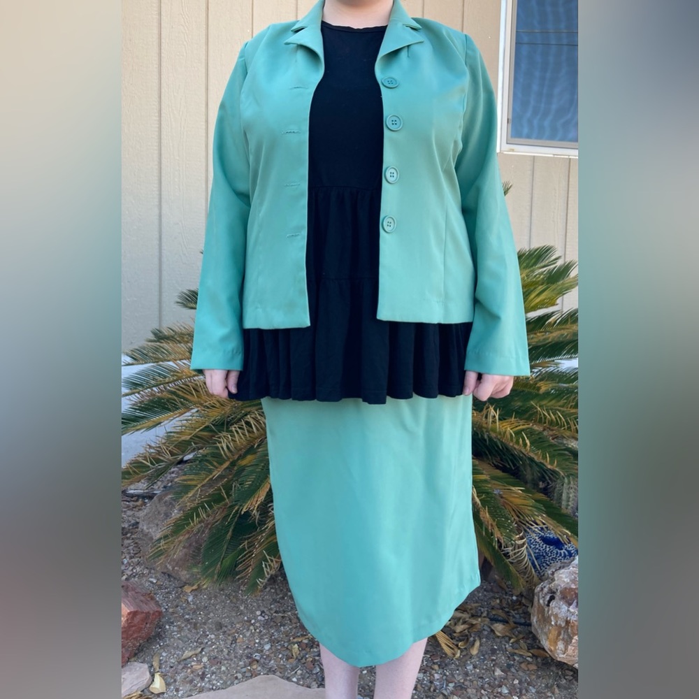 Size 12. Mint green woman’s skirt suit set.